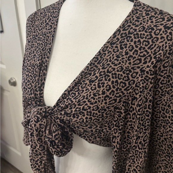 American Eagle cheetah print tie front cropped blouse size M - Picture 9 of 10